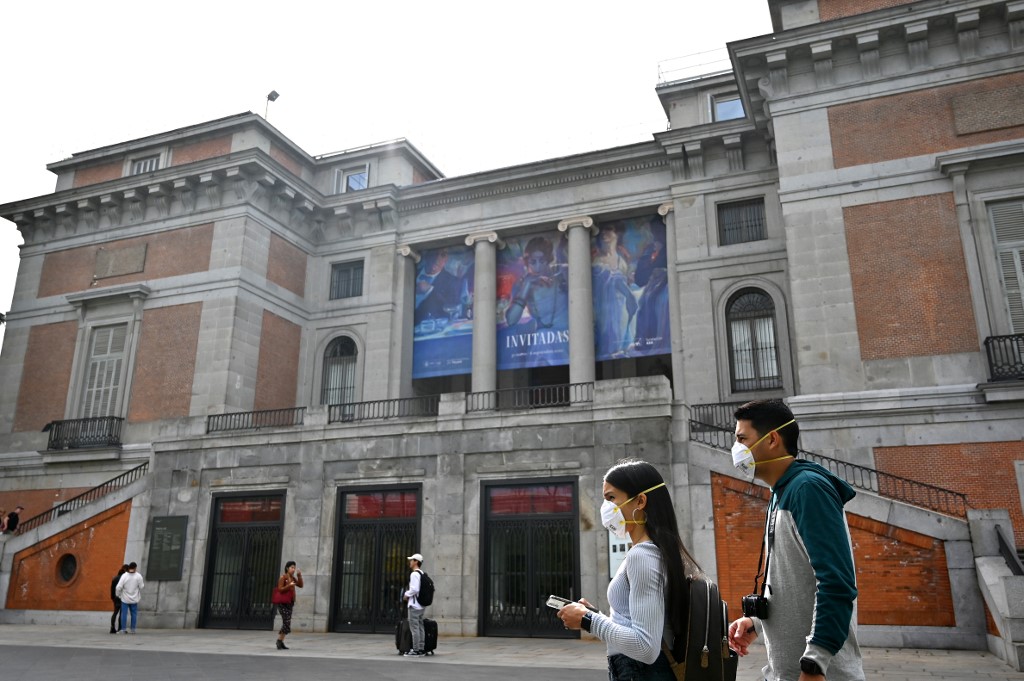 students in masks go to university during quarantine