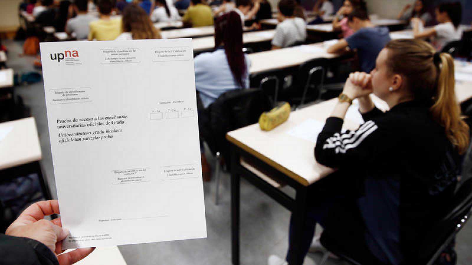 chica estudiante de escuela española toma un examen