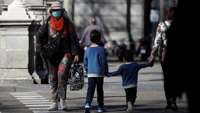 children walk with their parents during quarantine in Spain