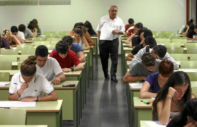 examinador y estudiantes en la audiencia durante el examen de selectividad españa