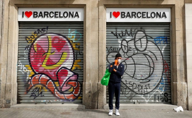 tourist with a mask in barcelona talking on the phone during quarantine